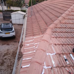 תיקון גג רעפים עם חומרי איטום וכלים