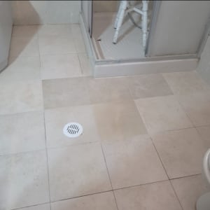 רצפת חדר אמבטיה עם ניקוז ושירותים