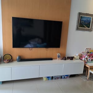 פינת משחקים עם טלוויזיה וצעצועים לילדים