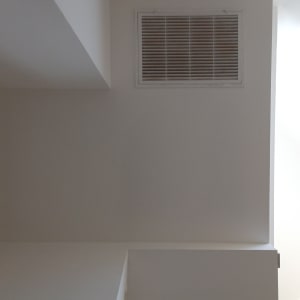 קיר גבס עם פתח אוורור מלבני