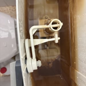 מיכל מים של אסלה עם מנגנון פנימי