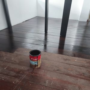 פחית צבע על רצפת עץ צבועה