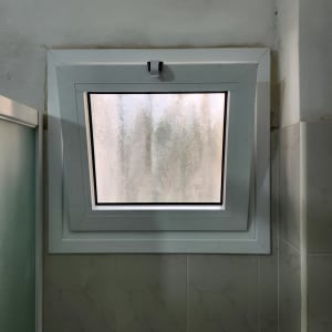 חלון אלומיניום עם זכוכית חלבית