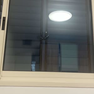 חלון אלומיניום עם תריסים סגורים