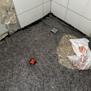 שק חול, ריצוף, ניקוז, קיר מתקלף, שיפוץ חדר אמבטיה