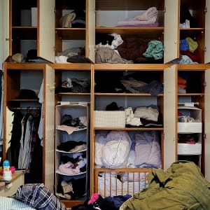 ארון בגדים מבולגן עם בגדים מפוזרים