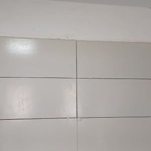 אריחי קרמיקה מותקנים על קיר עם חיבורים