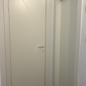 דלתות לבנות מותקנות בחדר פנימי