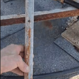 צינור חלוד עם חיבורים על משטח חיצוני