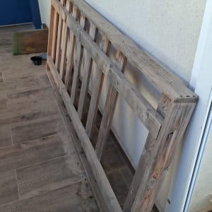 משטח עץ מונח על רצפת מרפסת ליד דלת