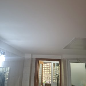 תקרה וחלון בחדר עם אריחים
