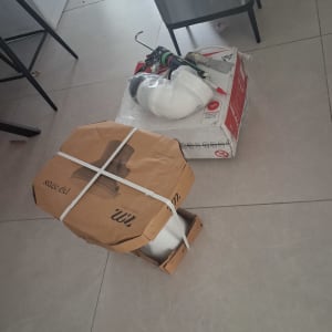 אריזות וכלים הקשורים לעבודת אינסטלציה על הרצפה