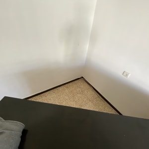 קיר לבן עם שקע חשמל