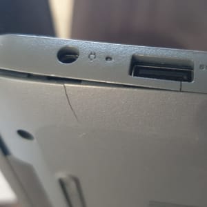 חלק עליון של מחשב נייד עם חיבורים וסדק