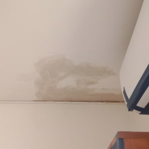 תקרה עם סימני רטיבות ותיקונים