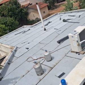 גג עם יריעות איטום, בלוני גז וכלי עבודה