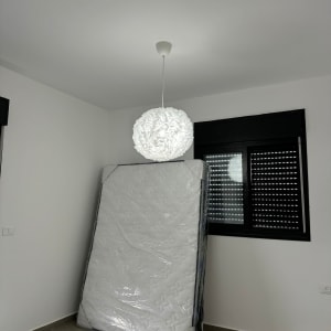 מנורה תלויה מהתקרה בחדר ריק