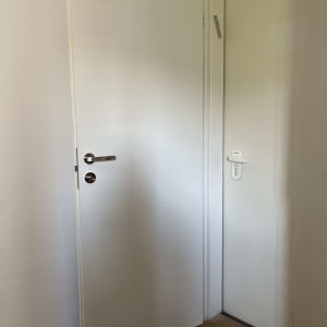 שתי דלתות לבנות עם ידיות מתכת