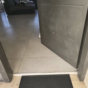 דלת פתוחה עם רצפת אריחים