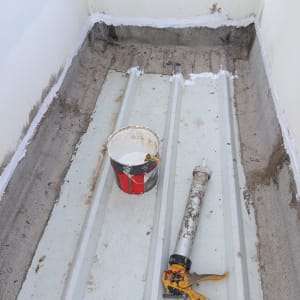 כלי עבודה וחומרי איטום על גג