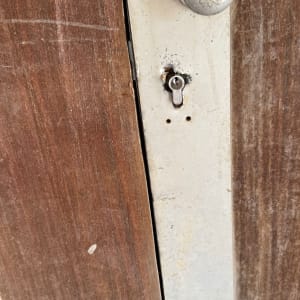 מנעול דלת עם ידית מתכת