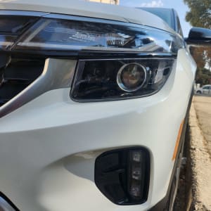 פנס קדמי של רכב לבן חונה ברחוב