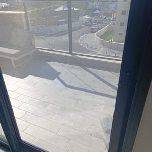 מעקה אלומיניום עם זכוכית במרפסת