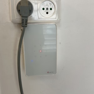 שקע חשמלי עם מתג חכם מותקן על קיר