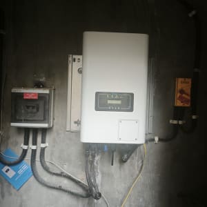 מערכת סולארית מותקנת על קיר עם חיבורים וכבלים