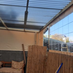 סוכך מתכת עם כיסוי שקוף ומוטות תמיכה