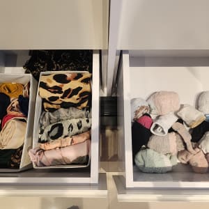 מגירות מאורגנות עם בגדים מקופלים בצורה מסודרת