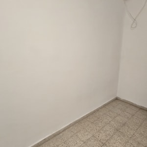 קיר צבוע ולבן עם מזגן מותקן