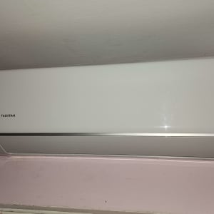 מזגן קיר לבן עם לוגו טדירן