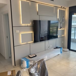 טלוויזיה מותקנת על קיר עם תאורה נסתרת