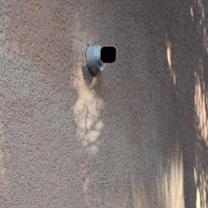 מצלמת אבטחה מותקנת על קיר חיצוני