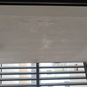 תקרה עם סימני תיקון ליד דוד שמש