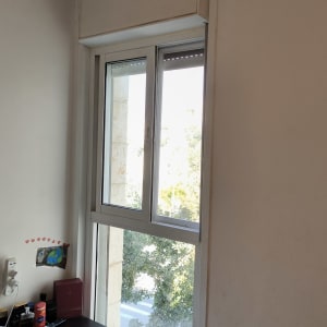 חלון עם תריסים בחדר שינה