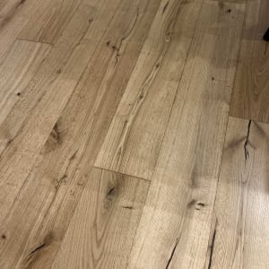 רצפת פרקט עץ טבעי עם גימור חלק