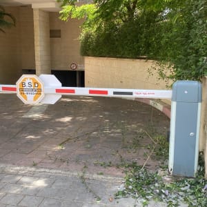 שער חשמלי עם שלט BSD בכניסה לחניון