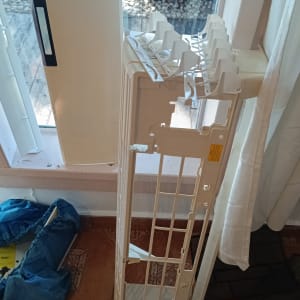 חלקי מזגן מפורקים ליד חלון