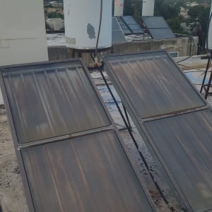 דוד שמש עם קולטים על גג בניין