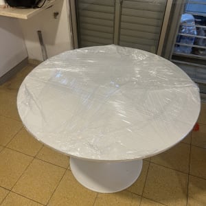 שולחן עגול עטוף בניילון במטבח