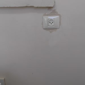 שקע חשמלי מותקן על קיר ליד חלון