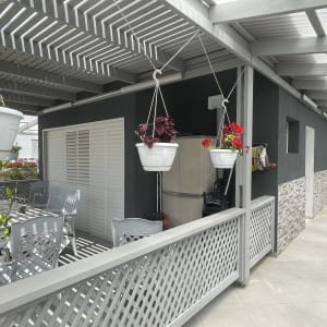 עציצים תלויים עם פרחים צבעוניים על מרפסת