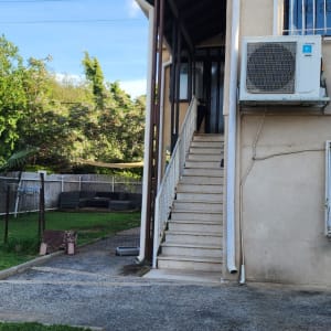 גג רעפים מעל גרם מדרגות חיצוני