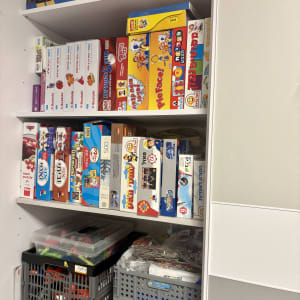 מדפים עם משחקי קופסה וארגזי אחסון מאורגנים