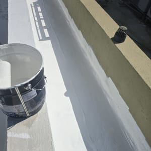 דלי צבע לבן על גג עם איטום טרי