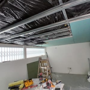 תקרת גבס בבנייה עם כלים וסולם