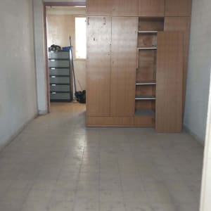 ארון עץ גדול עם דלת פתוחה וחפצים על הרצפה