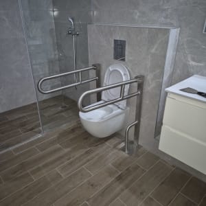 שירותים עם מאחזי יד ומקלחת צמודה